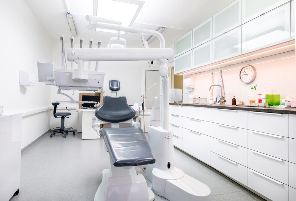 https://src.armincoinc.com/data/img/blog/top-7-trends-in-modern-dental-office-design-to-attract-new-patients/shutterstock-2476676997.jpg